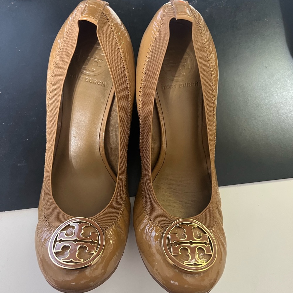 Tory Burch Caroline Wedge Nude 8.5 size Excellent condition